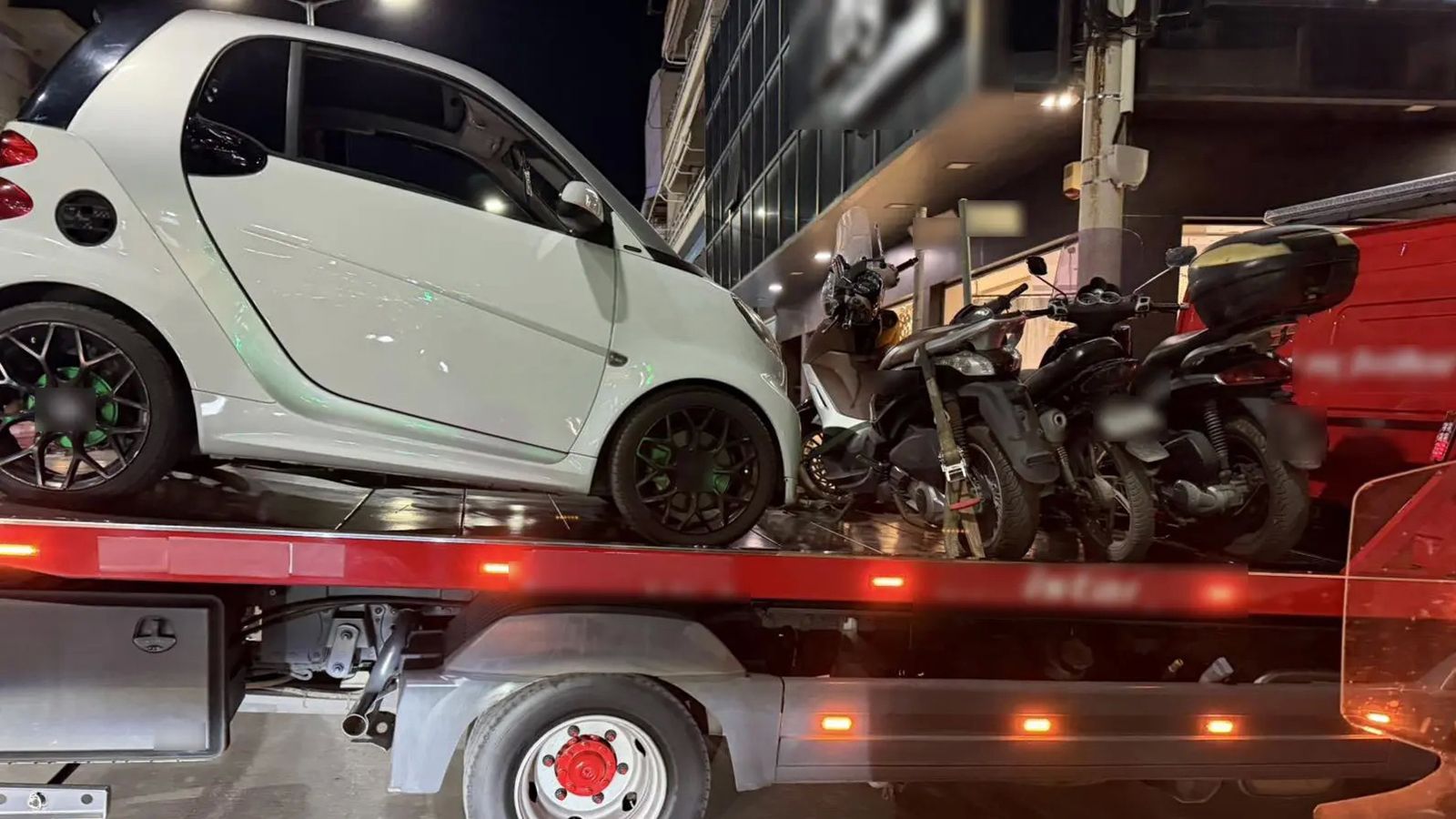 «Σκούπα» σε Μάνδρα-Περιστέρι: Με γερανό 8 ΙΧ -Χωρίς δίπλωμα 19 οδηγοί